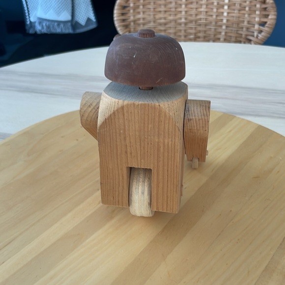 Handmade wooden robot toy. - Picture 4 of 4